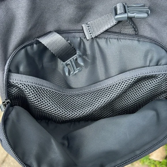 lululemon athletica Dark Gray Early Embark Kit
5L - Picture 8 of 14